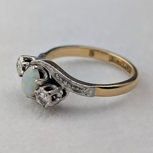 Antique K18 gold ring with opal and diamond (size 8)