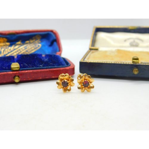Pair Of 18ct Yellow Gold & Garnet Floral Stud Earrings Vintage c1970 750 marks